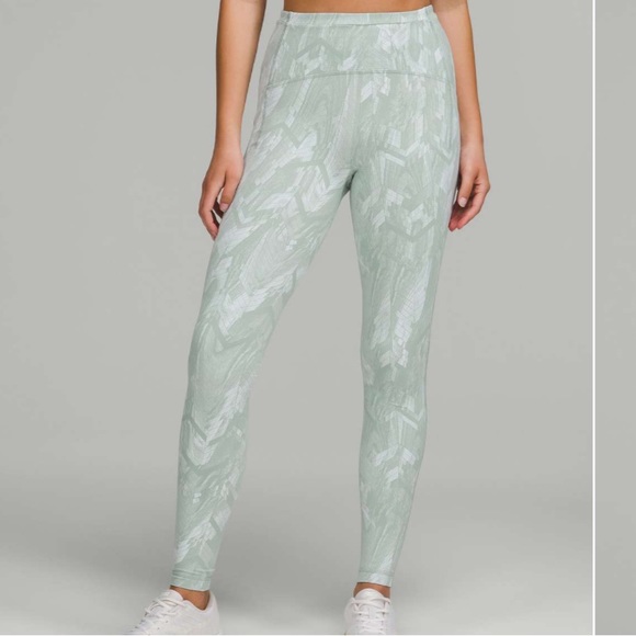 Swift Speed High-Rise Tight 28"
Reverberate Chevron Jacquard Silver Blue… - Picture 8 of 10